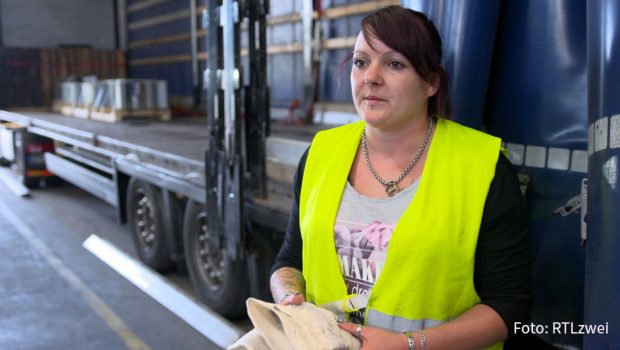 In der Reportage-Reihe „Hart in Fahrt“ geht’s bei RTLzwei am heutigen 15. April wieder um Menschen, die an oder auf der Autobahn arbeiten. Eine von ihnen ist die Truckerin und alleinerziehende Mutter Maria.