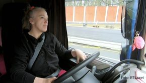Am heutigen Donnerstag zeigt RTLzwei den zweiten Teil der Reportage-Reihe „Hart in Fahrt – Mein Leben auf der Autobahn“. Im Mittelpunkt steht diesmal u.a. Truckerin Andrea, die ihren anstrengenden Job mit viel Humor erledigt. (Foto: RTLzwei)