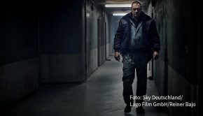 Ein weiteres „Sky Original“ geht ab heute bei dem Pay-TV-Sender an den Start. In der deutschen Horror-Serie „Hausen“ ist Charly Hübner in einer Hauptrolle als Hausmeister in einem mysteriösen Plattenbau zu sehen. (Foto: Sky Deutschland/Lago Film GmbH/Reiner Bajo)