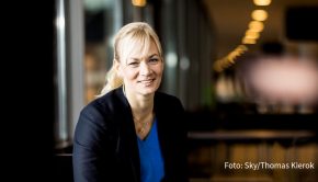 Fußball-Schiedsrichterin Bibiana Steinhaus steht im Mittelpunkt einer neuen Folge der Doku-Reihe „Her Story“ bei Sky. Der Pay-TV-Anbieter strahlt die Episode erstmals am 8. März im Rahmen einer Sonderprogrammierung zum Weltfrauentag aus. (Foto: Sky/Thomas Kierok)