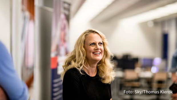 Mit dem zweiten Teil der Doppelfolge über Barbara Schöneberger setzt Sky am heutigen 1. Dezember seine Reihe „Her Story“ fort. In der Langzeitdokumentation ist Deutschlands beliebteste Entertainerin u.a. auch bei der Arbeit an ihrem „BARBARA“-Magazin zu sehen. (Foto: Sky/Thomas Kierok)