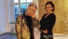 Am Wochenende präsentierte Alexander Höller in der Kölner Galerie Martina Kaiser seine neuen Bilder. Die Arbeiten sind mit Blattgold überzogen. Auf diese Weise fängt Höller die „Goldene Stunde“ ein, den Moment in dem die Sonne untergeht und die Welt in ein magisches Licht taucht.(Foto: smalltalk/Miriam Sommer)