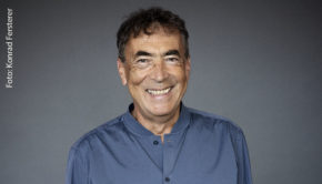 Hubert Achleitner alias Hubert von Goisern hat seinen ersten Roman veröffentlicht. Das „flüchtig“ betitelte Buch erreichte auf Anhieb die Top 5 der österreichischen Bestsellerliste. (Foto: Konrad Fersterer)