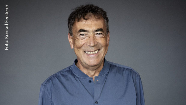 Hubert Achleitner alias Hubert von Goisern hat seinen ersten Roman veröffentlicht. Das „flüchtig“ betitelte Buch erreichte auf Anhieb die Top 5 der österreichischen Bestsellerliste. (Foto: Konrad Fersterer)