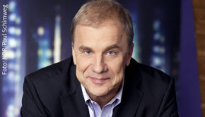 Hubertus Meyer-Burckhardt ist am Samstag zum Interview bei barba radio zu Gast. Darin spricht der Moderator, Filmproduzent und Autor u.a. über seine Haltung zu materiellem Besitz und seinen Gesundheitszustand. (Foto: NDR/Paul Schimweg)