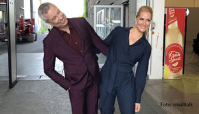 In der Musik-Comedyshow „I Can See Your Voice“, die RTL ab morgen ausstrahlt, müssen Sasha und Vanessa Mai Musiktalente erkennen, ohne deren Stimme zu hören. Unterstützung erhalten sie dabei von einem Promi-Panel, in dem u.a. Judith Rakers und Thomas Hermanns vertreten sind. (Foto: smalltalk)