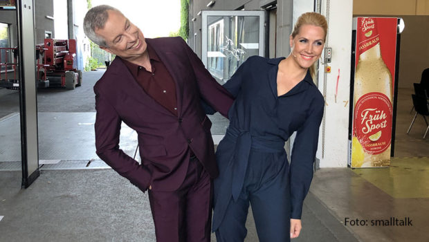 In der Musik-Comedyshow „I Can See Your Voice“, die RTL ab morgen ausstrahlt, müssen Sasha und Vanessa Mai Musiktalente erkennen, ohne deren Stimme zu hören. Unterstützung erhalten sie dabei von einem Promi-Panel, in dem u.a. Judith Rakers und Thomas Hermanns vertreten sind. (Foto: smalltalk)