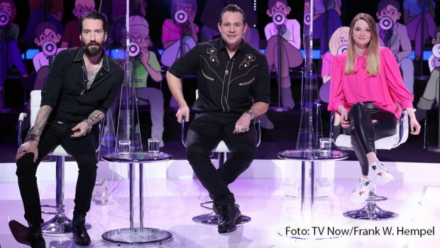 Heute zeigt RTL die erste von sechs neuen Folgen der Musik-Comedyshow „I Can See Your Voice“. Das Rateteam bilden diesmal die Musiker Alec Völkel und Sascha Vollmer von The BossHoss mit ihrem „Superfan“ Marleen. Hinzu kommt ein Prominenten-Panel, u.a. mit Thomas Hermanns. (Foto: TV Now/Frank W. Hempel)