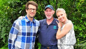 Mit Unterstützung des eigens aus Australien eingeflogenen Dr. Bob läuten die Moderatoren Daniel Hartwich und Sonja Zietlow am heutigen 15. Januar auf RTL das Ersatzprogramm für das Dschungelcamp 2021 ein. Zwölf Kandidaten treten bei „Ich bin ein Star – Die große Dschungelshow“ an. (Foto: TV Now/Stefan Menne)