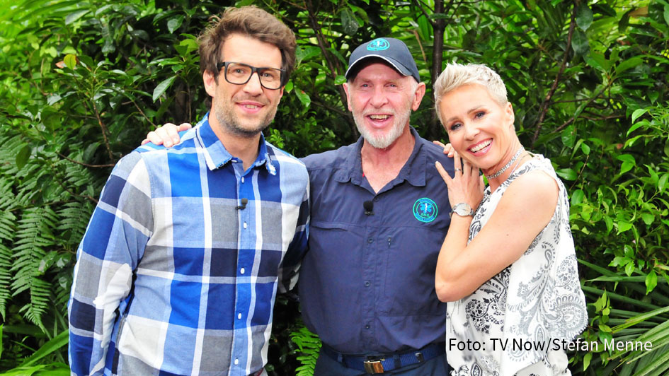 Mit Unterstützung des eigens aus Australien eingeflogenen Dr. Bob läuten die Moderatoren Daniel Hartwich und Sonja Zietlow am heutigen 15. Januar auf RTL das Ersatzprogramm für das Dschungelcamp 2021 ein. Zwölf Kandidaten treten bei „Ich bin ein Star – Die große Dschungelshow“ an. (Foto: TV Now/Stefan Menne)