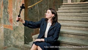 Mit dem viel beachteten Instagram-Projekt „@ichbinsophiescholl“ transferieren SWR und BR die historische Figur Sophie Scholl in die Jetztzeit. Der von Luna Wedler dargestellten Widerstandskämpferin folgen bereits hunderttausende Nutzer der Social-Media-Plattform.