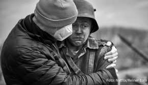 Zum ersten Mal wird eine Film-Adaption von Erich Maria Remarques Kultroman „Im Westen nichts Neues“ als deutsche Produktion realisiert. Der Streamingdienst Netflix zeigt die Regiearbeit von Edward Berger voraussichtlich im zweiten Halbjahr 2022.