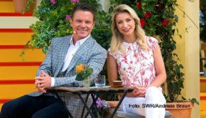 Am Sonntag startet Stefan Mross in seine 17. Saison als Moderator der ARD-Sommershow „Immer wieder sonntags“. Unterstützung bekommt er dabei erneut von seiner Kollegin und Ehefrau Anna-Carina Woitschack, die zudem ihre neue Single erstmals im TV vorstellt.