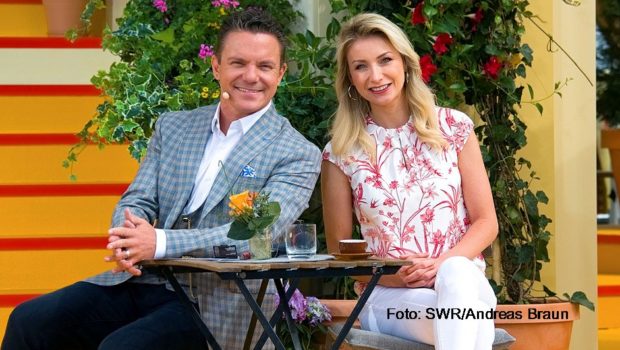 Am Sonntag startet Stefan Mross in seine 17. Saison als Moderator der ARD-Sommershow „Immer wieder sonntags“. Unterstützung bekommt er dabei erneut von seiner Kollegin und Ehefrau Anna-Carina Woitschack, die zudem ihre neue Single erstmals im TV vorstellt.