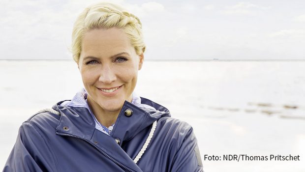 „Tagesschau“-Sprecherin Judith Rakers fasst die Höhepunkte ihrer Nordsee-Dokus zusammen. Es geht um Traumstrände, fangfrischen Hering aber auch ums Sammeln von Plastikmüll. Zu sehen ist „Nordseeinseln mit Judith Rakers“ am heutigen Freitag um 20:15 Uhr im NDR Fernsehen. (Foto: NDR/Thomas Pritschet)