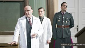 Heute am späten Nachmittag wird die 48. Verleihung der International Emmy Awards als Livestream aus New York im Internet übertragen. Zu den Nominierten zählt auch die zweite Staffel der deutschen Krankenhausserie „Charité“, in der u.a Ulrich Noethen eine Hauptrolle spielt. (Foto: ARD/Julie Vrabelova)