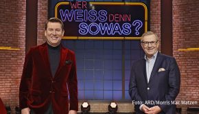 Jan Hofer nimmt heute um 20:00 Uhr Abschied von der „Tagesschau“. Zuvor ist er am Vorabend im Ersten bereits als Kandidat in der Quizshow „Wer weiß denn sowas?“ zu sehen, in der er gegen seinen Nachfolger als Chefsprecher, Jens Riewa, antritt. (Foto: ARD/Morris Mac Matzen)