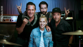 Morgen begrüßen Alec Völkel und Sascha Vollmer alias The BossHoss in ihrer Rockshow „Rodeo Radio“ bei RADIO BOB! Anna Loos und Jan Josef Liefers. Im Interview spricht das Schauspieler-/Musiker-Ehepaar u.a. über eine selbstgebaute Gitarre und gemeinsame Filmabende. (Foto: RADIO BOB!)