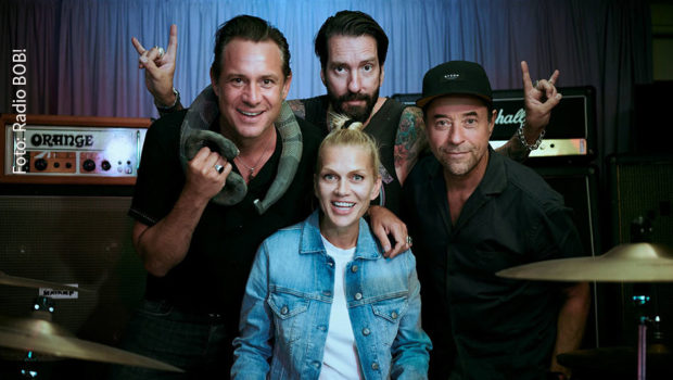 Morgen begrüßen Alec Völkel und Sascha Vollmer alias The BossHoss in ihrer Rockshow „Rodeo Radio“ bei RADIO BOB! Anna Loos und Jan Josef Liefers. Im Interview spricht das Schauspieler-/Musiker-Ehepaar u.a. über eine selbstgebaute Gitarre und gemeinsame Filmabende. (Foto: RADIO BOB!)