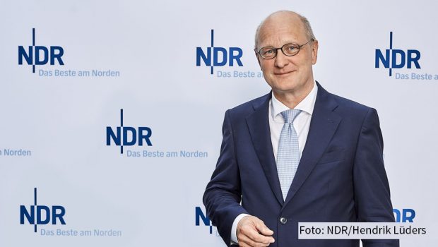 Am heutigen 22. Januar zeigt das NDR Fernsehen die erste neue Ausgabe der „NDR Talk Show“ im neuen Jahr. Zu Gast ist u.a. NDR-Intendant Joachim Knuth, der auf seine ersten zwölf Monate als Chef der Sendeanstalt zurückblickt. (Foto: NDR/Hendrik Lüders)