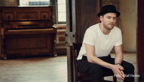 Musiker Johannes Oerding zählt heute ebenso wie Ex-Skirennläufer Felix Neureuther und Kabarettist Sebastian Pufpaff zu den Gästen von „3nach9“. Die Radio Bremen-Talkshow wird in der Reihe „Talk am Dienstag“ im Ersten ausgestrahlt. (Foto: Olaf Heine)