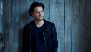 Johannes Oerding muss wie die meisten seiner Musikerkollegen derzeit auf Live-Auftritte verzichten. Was er von Konzerten im Autokino hält und wie er sich ansonsten musikalisch bestätigt, verrät er am Samstag auf barba radio. (Foto: Olaf Heine)