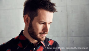 Revolverheld-Sänger Johannes Strate ist am Samstag im Interview bei barba radio zu hören. Darin geht’s mitunter nachdenklich zu, wenn der Rockmusiker Einblicke in sein Familienleben gewährt. (Foto: Sony Music/Benedikt Schnermann)