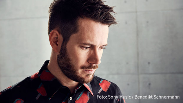 Revolverheld-Sänger Johannes Strate ist am Samstag im Interview bei barba radio zu hören. Darin geht’s mitunter nachdenklich zu, wenn der Rockmusiker Einblicke in sein Familienleben gewährt. (Foto: Sony Music/Benedikt Schnermann)