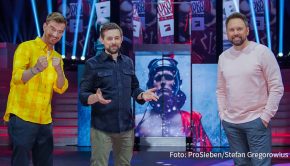 Nach der viel beachteten Sieben-Stunden-Doku zum Thema Pflegenotstand könnten sich Joko Winterscheidt und Klaas Heufer-Umlauf heute die nächste Sondersendung erspielen. Moderator Steven Gätjen führt durch eine neue Ausgabe von „Joko und Klaas gegen ProSieben“. (Foto: ProSieben/Stefan Gregorowius)