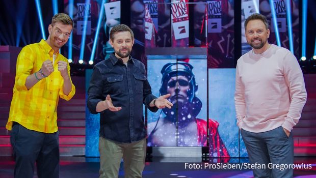 Nach der viel beachteten Sieben-Stunden-Doku zum Thema Pflegenotstand könnten sich Joko Winterscheidt und Klaas Heufer-Umlauf heute die nächste Sondersendung erspielen. Moderator Steven Gätjen führt durch eine neue Ausgabe von „Joko und Klaas gegen ProSieben“. (Foto: ProSieben/Stefan Gregorowius)