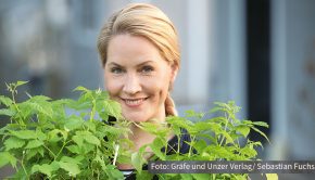 Die „Tagesschau“-Sprecherin Judith Rakers ist mit ihrem Ratgeber „Homefarming“ nun auch als Buchautorin erfolgreich. Am heutigen Freitagabend spricht sie darüber in der Talkshow „Kölner Treff“ im WDR Fernsehen. Ebenfalls zu Gast sind u.a. Entertainer Bernd Stelter und Sänger Max Giesinger. (Foto: Gräfe und Unzer Verlag/Sebastian Fuchs)