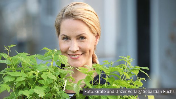 Die „Tagesschau“-Sprecherin Judith Rakers ist mit ihrem Ratgeber „Homefarming“ nun auch als Buchautorin erfolgreich. Am heutigen Freitagabend spricht sie darüber in der Talkshow „Kölner Treff“ im WDR Fernsehen. Ebenfalls zu Gast sind u.a. Entertainer Bernd Stelter und Sänger Max Giesinger. (Foto: Gräfe und Unzer Verlag/Sebastian Fuchs)