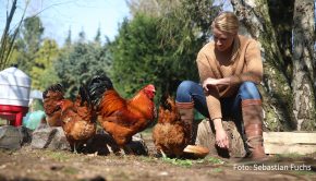 Seit zwei Jahren widmet sich Journalistin und „Tagesschau“-Sprecherin Judith Rakers im eigenen Garten intensiv dem Obst- und Gemüseanbau sowie der Haltung von Hühnern. Ihre Erfahrungen beschreibt sie nun in dem Buch „Homefarming“, das Anfang des kommenden Monats erscheint. (Foto: RTLzwei)