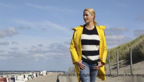 Mit der Benefizaktion „Hand in Hand für Norddeutschland“ ruft der NDR ab heute zu Spenden für die Corona-Hilfe auf. Judith Rakers, die im Januar auch in einer neuen Reportage über die Insel Baltrum im NDR Fernsehen zu sehen sein wird, begleitet einzelne Hilfsprojekte und stellt sie beim großen TV-Spendentag am 11. Dezember vor. (Foto: NDR/Doclights GmbH/Carina Schneider & Jana von Rautenberg)