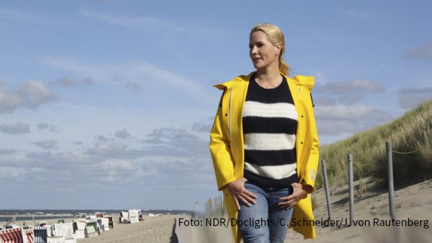 Mit der Benefizaktion „Hand in Hand für Norddeutschland“ ruft der NDR ab heute zu Spenden für die Corona-Hilfe auf. Judith Rakers, die im Januar auch in einer neuen Reportage über die Insel Baltrum im NDR Fernsehen zu sehen sein wird, begleitet einzelne Hilfsprojekte und stellt sie beim großen TV-Spendentag am 11. Dezember vor. (Foto: NDR/Doclights GmbH/Carina Schneider & Jana von Rautenberg)