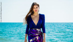 Moderatorin und Influencerin Cathy Hummels ist die Gastgeberin der neuen Show „Kampf der Realitystars – Schiffbruch am Traumstrand“. Am 22. Juli startet sie auf RTLzwei. (Foto: obs/RTLzwei/Magdalena Possert)