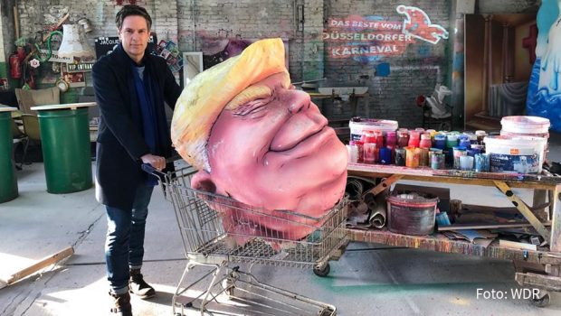 In der WDR-Dokumentation „Satire, Stöckelschuh und ein Senftopf – Das Beste vom Düsseldorfer Karneval“ besucht „Morgenmagazin“-Moderator Sven Lorig am heutigen Rosenmontag u.a. das Allerheiligste des Satirikers Jacques Tilly. (Foto: WDR)