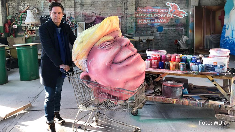 In der WDR-Dokumentation „Satire, Stöckelschuh und ein Senftopf – Das Beste vom Düsseldorfer Karneval“ besucht „Morgenmagazin“-Moderator Sven Lorig am heutigen Rosenmontag u.a. das Allerheiligste des Satirikers Jacques Tilly. (Foto: WDR)