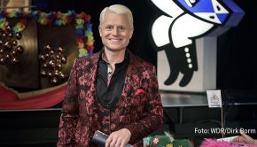 Auch wenn dieses Jahr an Rosenmontag alles anders ist als sonst, ganz auf Karneval verzichten müssen Narren nicht: In „Karneval in Köln 2021“ präsentiert Guido Cantz aus dem Kölner Tanzbrunnentheater ein buntes Programm mit hochkarätigen Gästen – zu sehen heute Abend ab 20:15 im Ersten. (Foto: WDR/Dirk Borm)