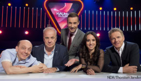 Seit dem Start vor sechs Jahren bilden Bernhard Hoëcker, Hubertus Meyer-Burckhardt, Stephanie Stumph und Jörg Pilawa das Rateteam in der von Kai Pflaume moderierten NDR-Show „Kaum zu glauben!“. Am 15. August wird mit einem Themenabend die 100. Ausgabe gefeiert.(Foto: NDR/Thorsten Jander)