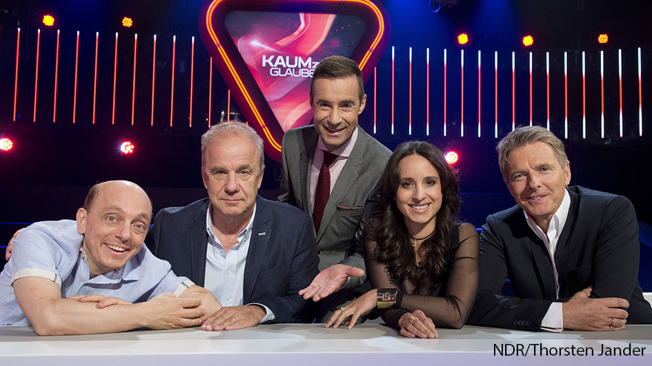 Seit dem Start vor sechs Jahren bilden Bernhard Hoëcker, Hubertus Meyer-Burckhardt, Stephanie Stumph und Jörg Pilawa das Rateteam in der von Kai Pflaume moderierten NDR-Show „Kaum zu glauben!“. Am 15. August wird mit einem Themenabend die 100. Ausgabe gefeiert.(Foto: NDR/Thorsten Jander)