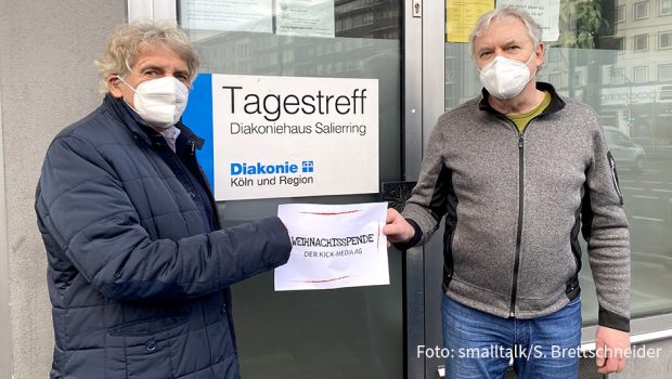 Kick-Media-Vorstand und smalltalk-Herausgeber Alexander Elbertzhagen überreichte auch in diesem Jahr eine Weihnachtsspende für das Diakoniehaus am Kölner Salierring. Fachdienstleiter Wilfried Vigelahn nahm sie symbolisch entgegen. (Foto: smalltalk/S. Brettschneider)