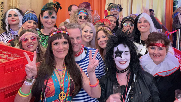 Unter dem Motto „Et Hätz schleiht em Veedel“ („Das Herz schlägt im Viertel“) stürzen sich heute auch die Kollegen der Kölner Kick-Media AG in den Karneval. (Foto: smalltalk)