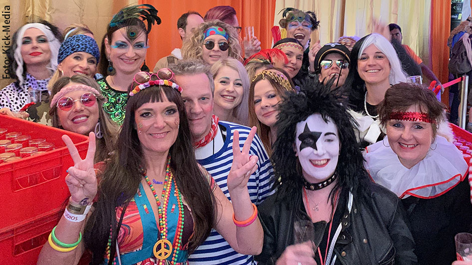 Unter dem Motto „Et Hätz schleiht em Veedel“ („Das Herz schlägt im Viertel“) stürzen sich heute auch die Kollegen der Kölner Kick-Media AG in den Karneval. (Foto: smalltalk)