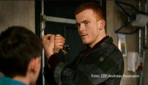Die Titelfigur der neuen ZDFneo-Serie „Killing Mike“ ist alles andere als ein angenehmer Zeitgenosse. Gegen ihn wird ein Mordkomplott geschmiedet. Was dabei herauskommt, gibt’s ab dem 9. Oktober im linearen TV und in der Mediathek zu sehen. (Foto: ZDF/Andreas Houmann)