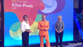 Zur vierten Verleihung des Deutschen Kita-Preises begrüßte Moderatorin Barbara Schöneberger gestern u.a. „First Lady“ Elke Büdenbender und Bundesfamilienministerin Christine Lambrecht als Gäste. Preisträger, Nominierte und prominente Unterstützer nahmen virtuell an der Live-Show teil.