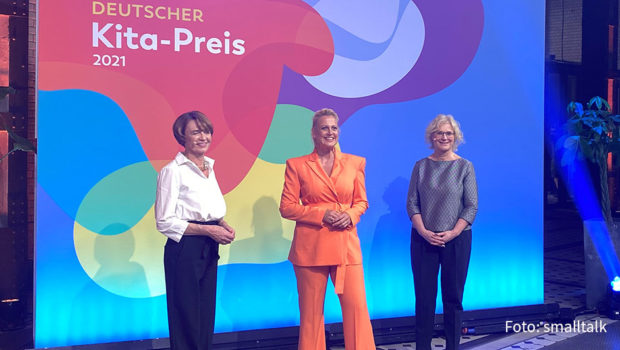 Zur vierten Verleihung des Deutschen Kita-Preises begrüßte Moderatorin Barbara Schöneberger gestern u.a. „First Lady“ Elke Büdenbender und Bundesfamilienministerin Christine Lambrecht als Gäste. Preisträger, Nominierte und prominente Unterstützer nahmen virtuell an der Live-Show teil.