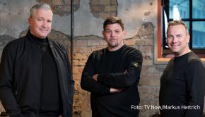 Zum Staffelfinale von „Kitchen Impossible“ auf Vox gibt’s am Sonntagabend die sogenannte „Best Friends Edition“: Gastgeber Tim Mälzer und die beiden Zwei-Sterne-Köche Tim Raue und Alexander Herrmann treten gegeneinander an. (Foto: TV Now/Markus Hertrich)