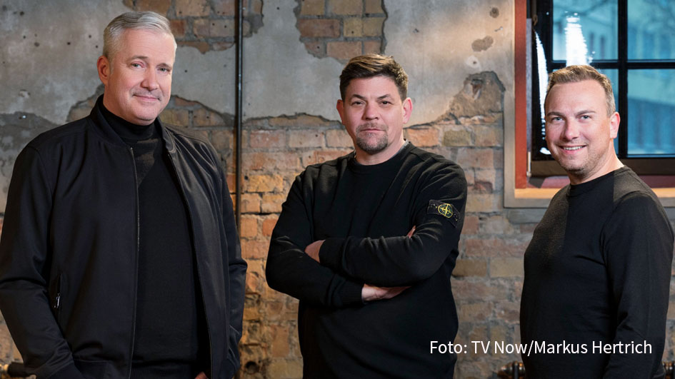 Zum Staffelfinale von „Kitchen Impossible“ auf Vox gibt’s am Sonntagabend die sogenannte „Best Friends Edition“: Gastgeber Tim Mälzer und die beiden Zwei-Sterne-Köche Tim Raue und Alexander Herrmann treten gegeneinander an. (Foto: TV Now/Markus Hertrich)
