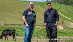 Die sechste Staffel der Kochshow „Kitchen Impossible“ startet am Sonntag bei Vox. Auf weite Reisen müssen Gastgeber Tim Mälzer und seine kulinarischen Herausforderer diesmal verzichten. Somit geht’s in der Auftaktfolge mit Ludwig „Lucki“ Maurer u.a. nach Niederbayern und Schleswig-Holstein. (Foto: TV Now/picture alliance/Armin Weigel)